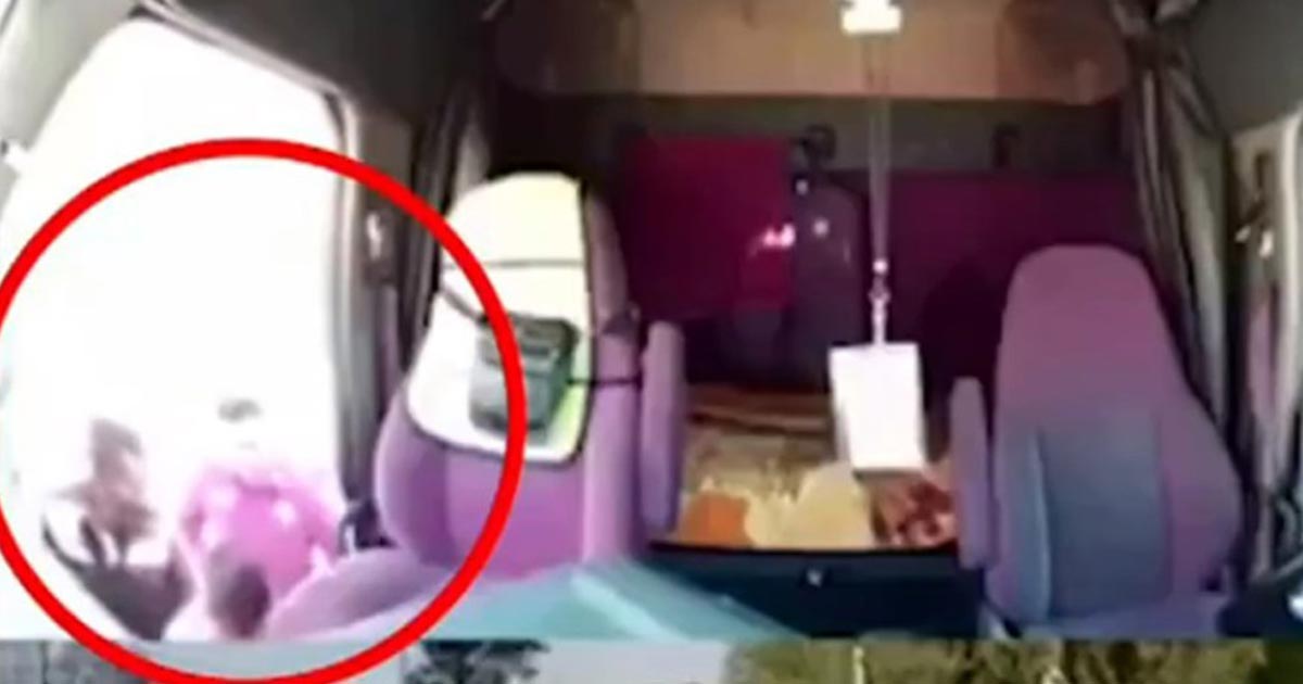 Captan a policías asaltando a trailero (Video)