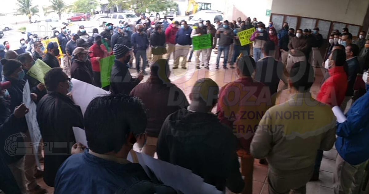 Plan de austeridad de PEMEX deja sin transporte y contrataciones a cientos de trabajadores petroleros