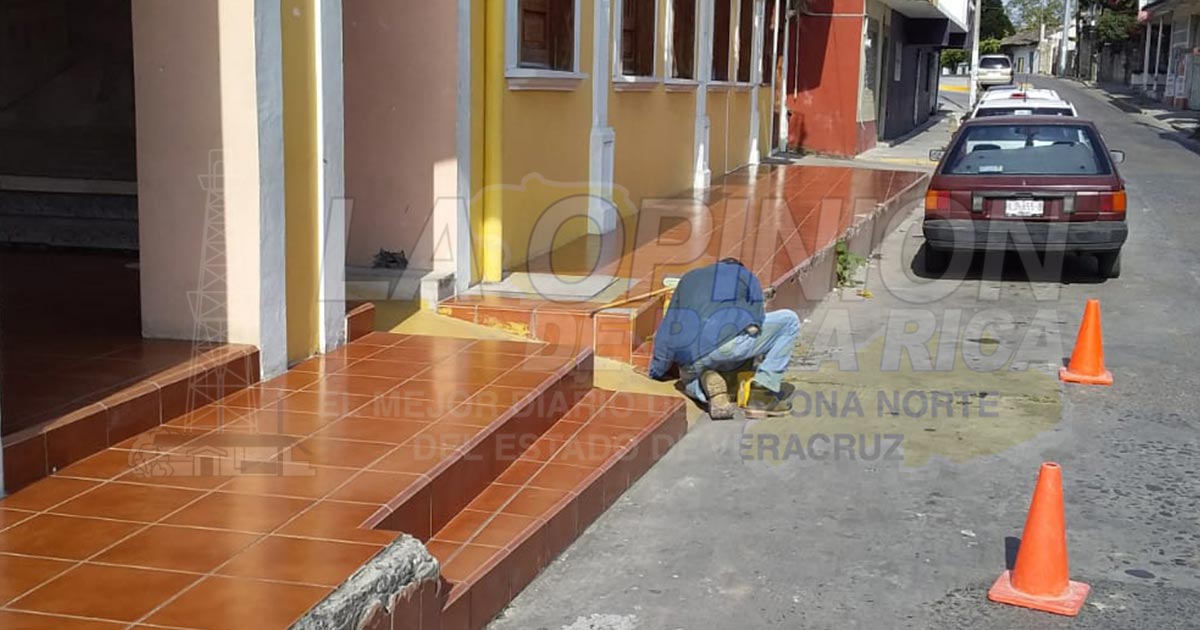 Pintan zona para discapacitados en palacio municipal de Coatzintla