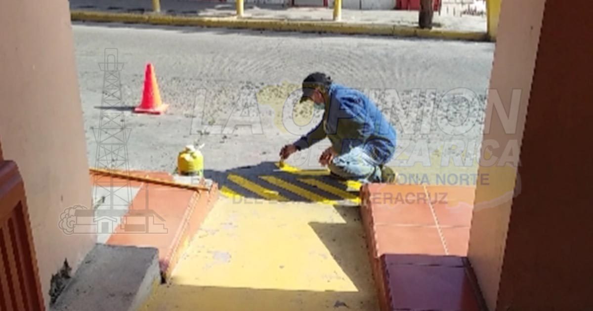 Pintan zona para discapacitados en palacio municipal de Coatzintla