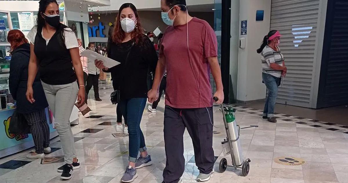 Causa polémica en redes foto de hombre con tanque de oxígeno en centro comercial