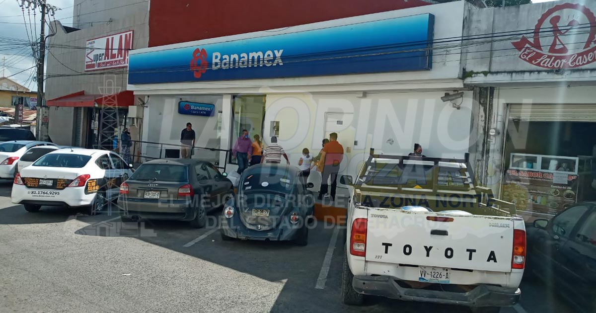 Presentan fallas en sucursales bancarias en Naranjos