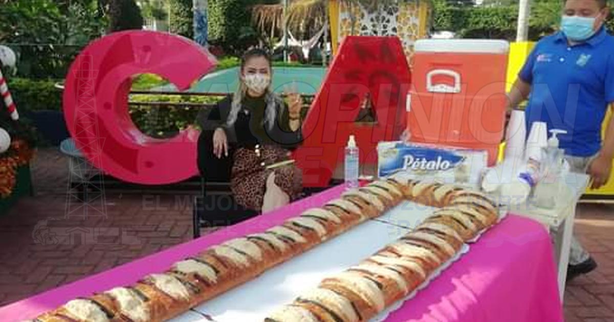 Comparte DIF Municipal enorme rosca de reyes entre la población Cazoneña
