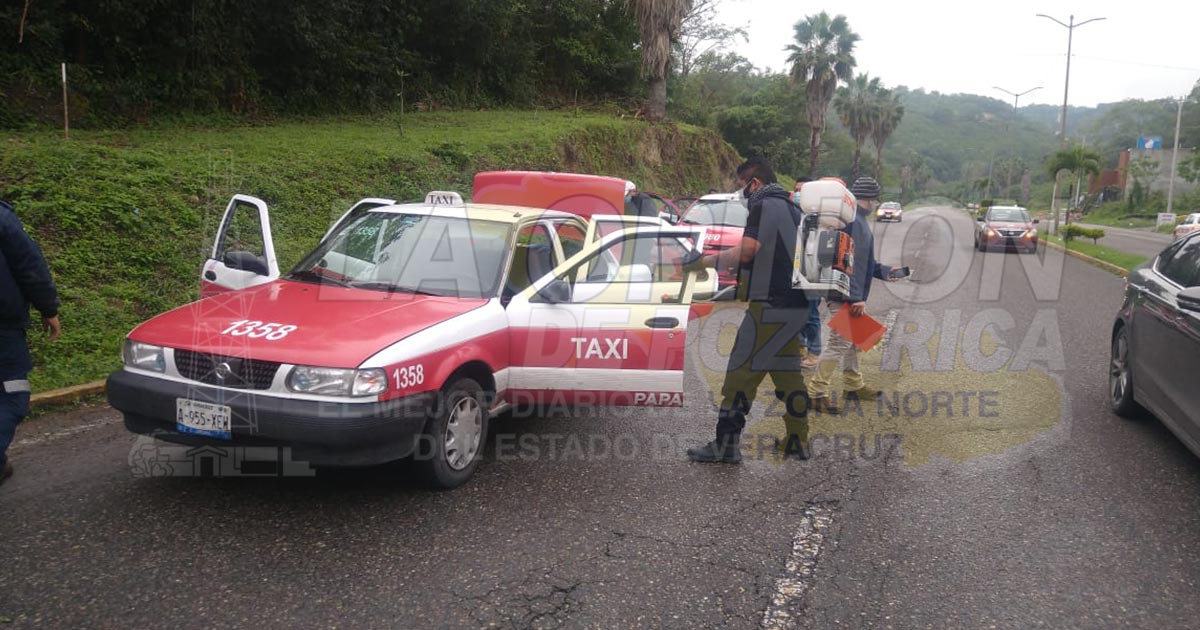 Sanitizan más de 500 taxis
