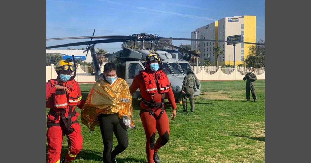 SEMAR rescató a una persona que se accidentó practicando surf en Ensenada, Baja California