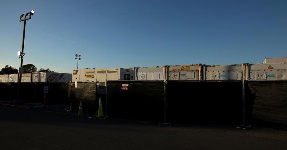 Muertes de COVID-19 obligan a cementerio gigante a refrigerar cuerpos