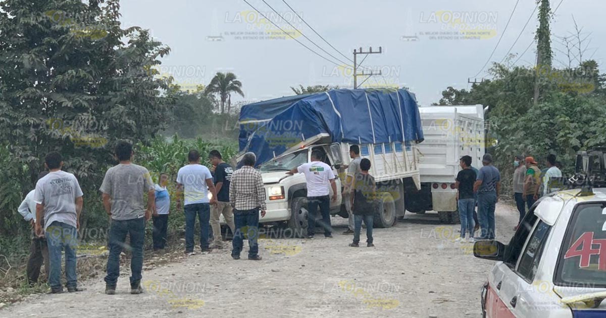 Camioneta a punto de volcar