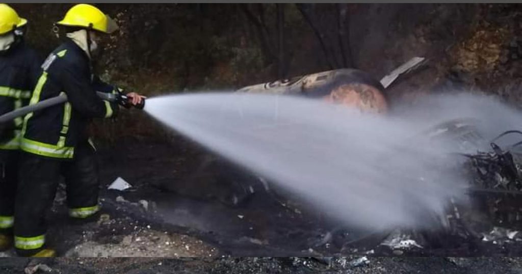 Explota pipa sobre la vía Huejutla-Pachuca; una persona fallece calcinada