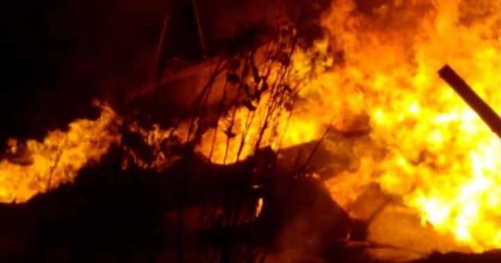 Explota pipa sobre la vía Huejutla-Pachuca; una persona fallece calcinada