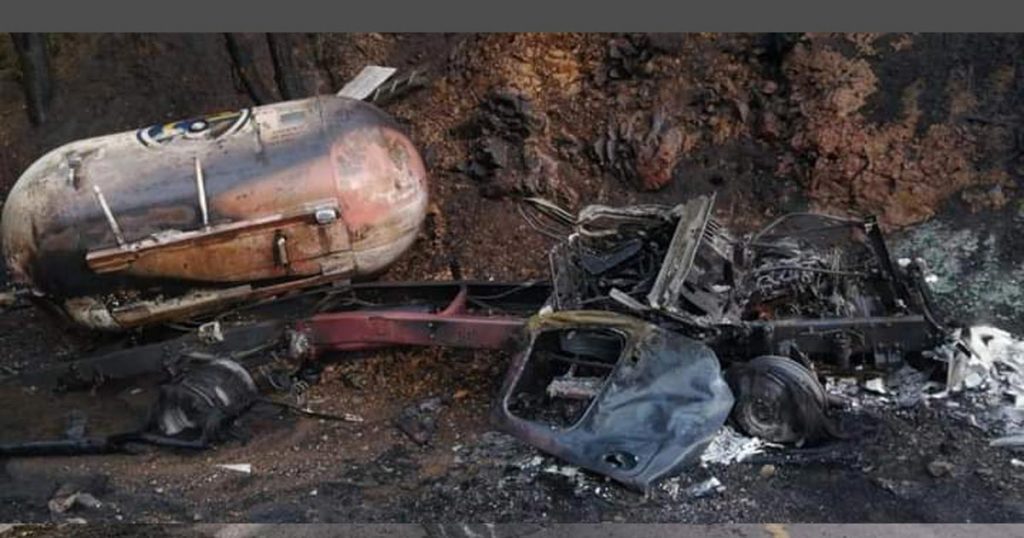 Explota pipa sobre la vía Huejutla-Pachuca; una persona fallece calcinada