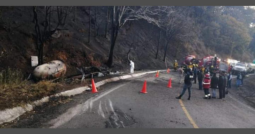 Explota pipa sobre la vía Huejutla-Pachuca; una persona fallece calcinada