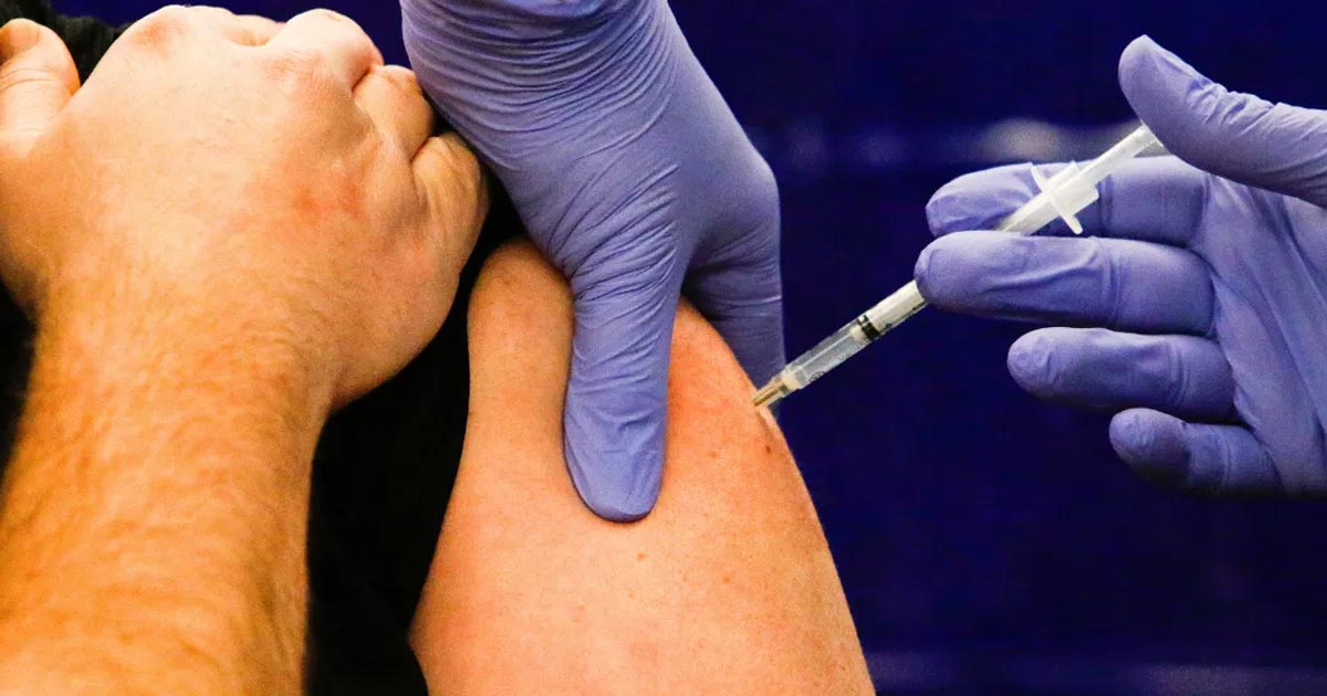 ¿Qué es la encefalomielitis, el padecimiento que la médica mexicana sufrió tras recibir vacuna de Pfizer?