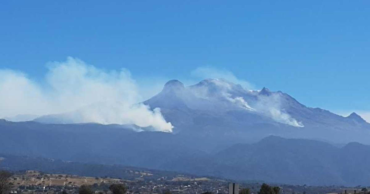 Tras 24 horas, continúa la lucha para sofocar incendio en faldas del Iztaccíhuatl