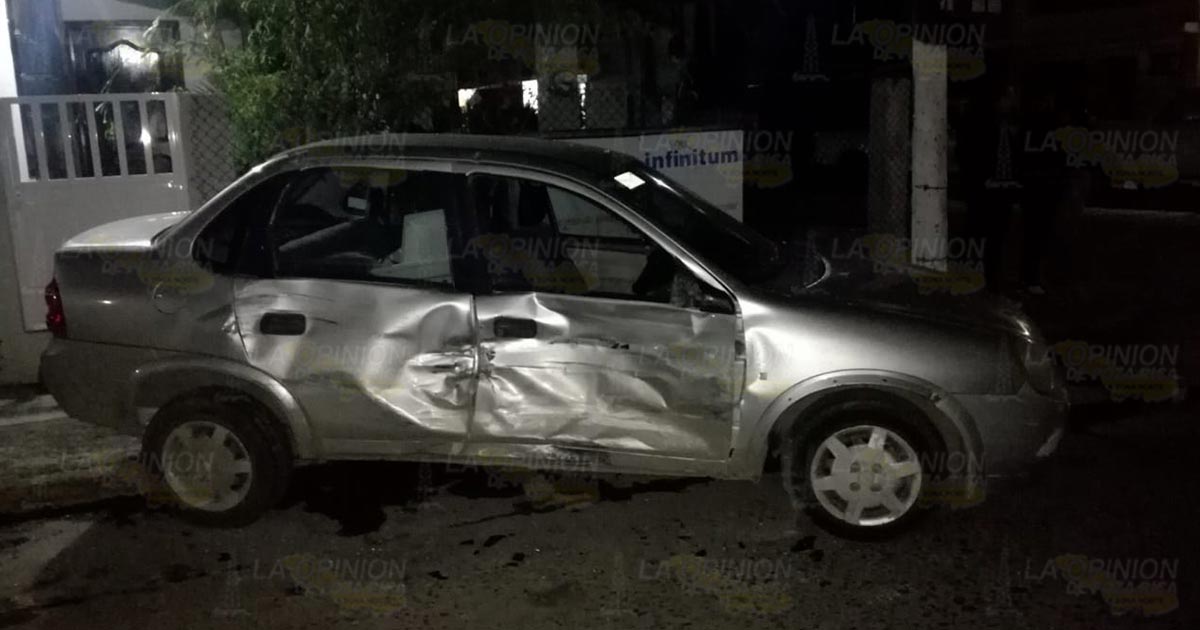 Impacta dos autos y se da a la fuga