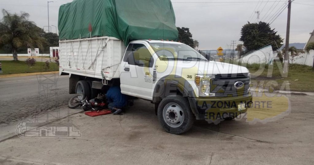 Motociclista quedó debajo de una camioneta en Martínez de la Torre