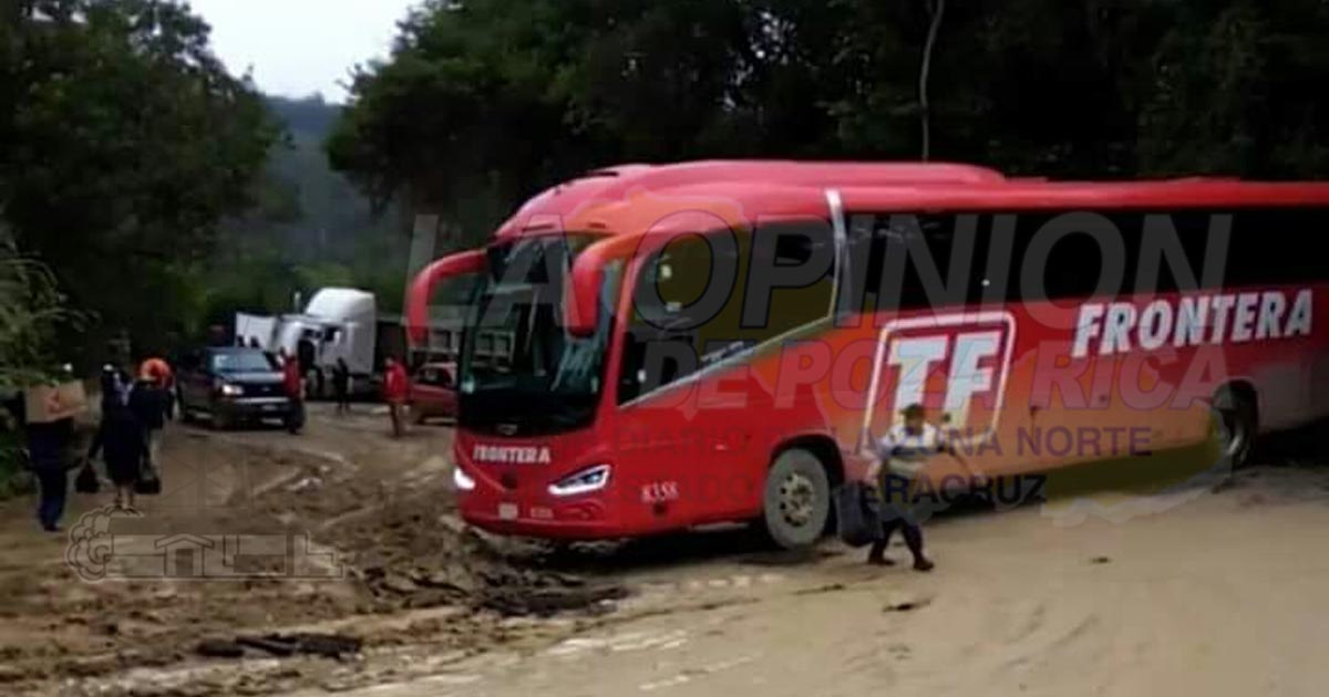 Vehículos quedan varados sobre la vía San Felipe Orizatlán-Tamazunchale