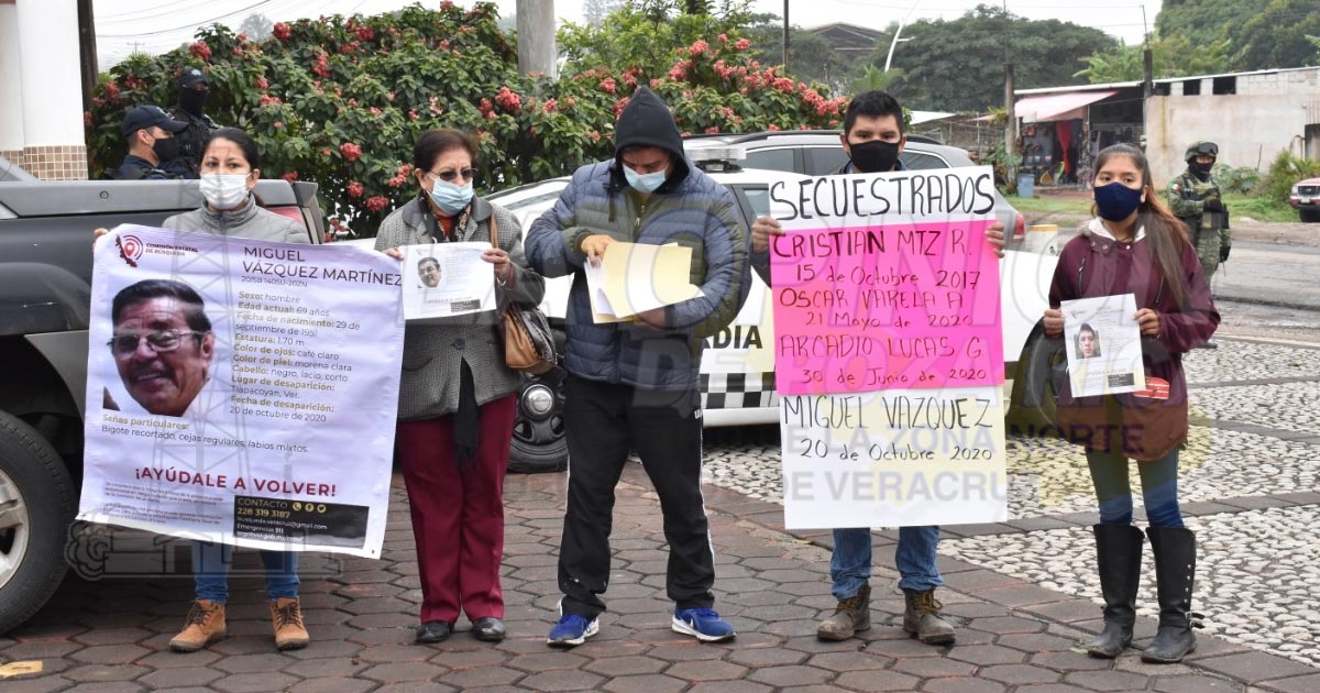 Familias de desaparecidos claman justicia y buscan apoyo con el secretario de gobierno Eric Cisneros Brugos en Tlapacoyan