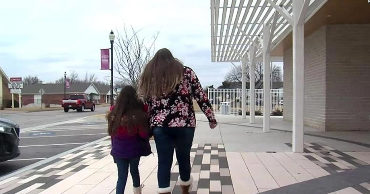 Expulsan a niña de 8 años por decirle a otra que estaba enamorada de ella