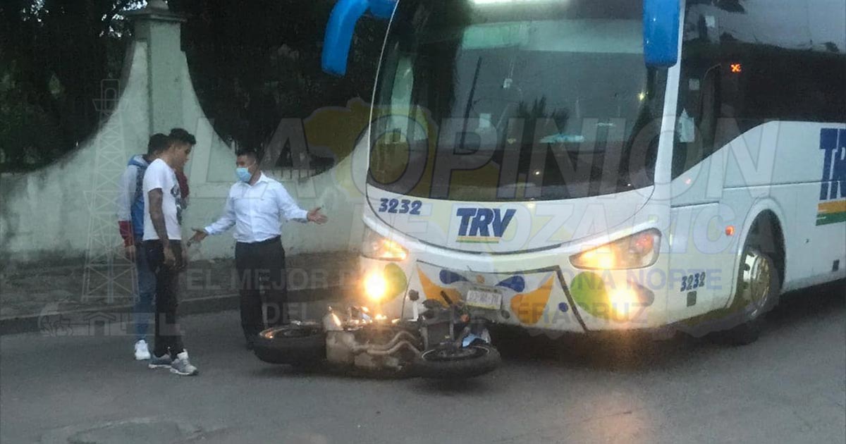 Moto contra autobús en Martínez de la Torre