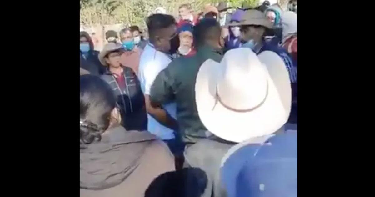 Pobladores intentan linchar al alcalde de Sola de Vega, en Oaxaca