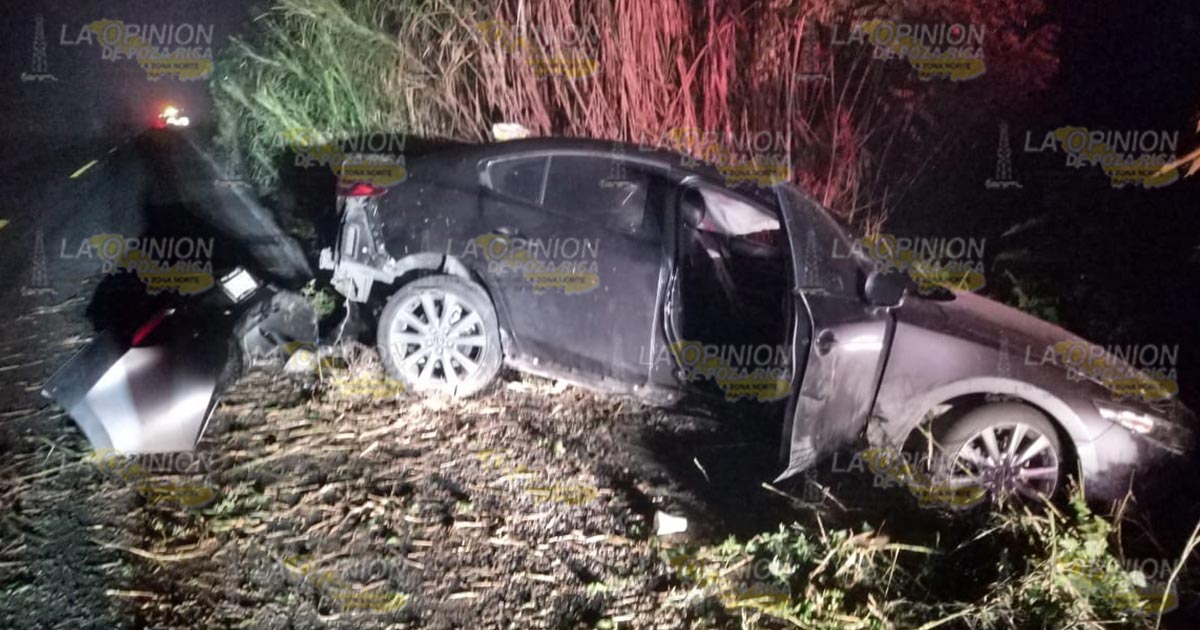 Aparatoso accidente, automóvil contra camioneta