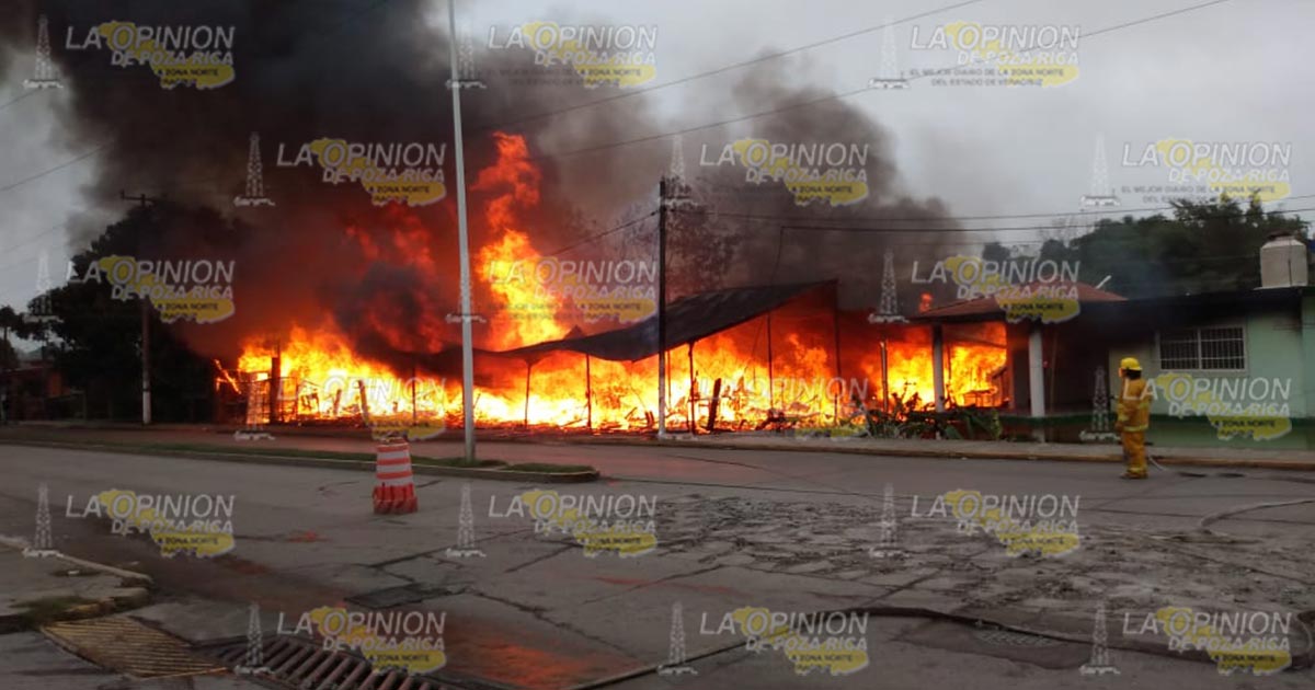 Arde una mueblería