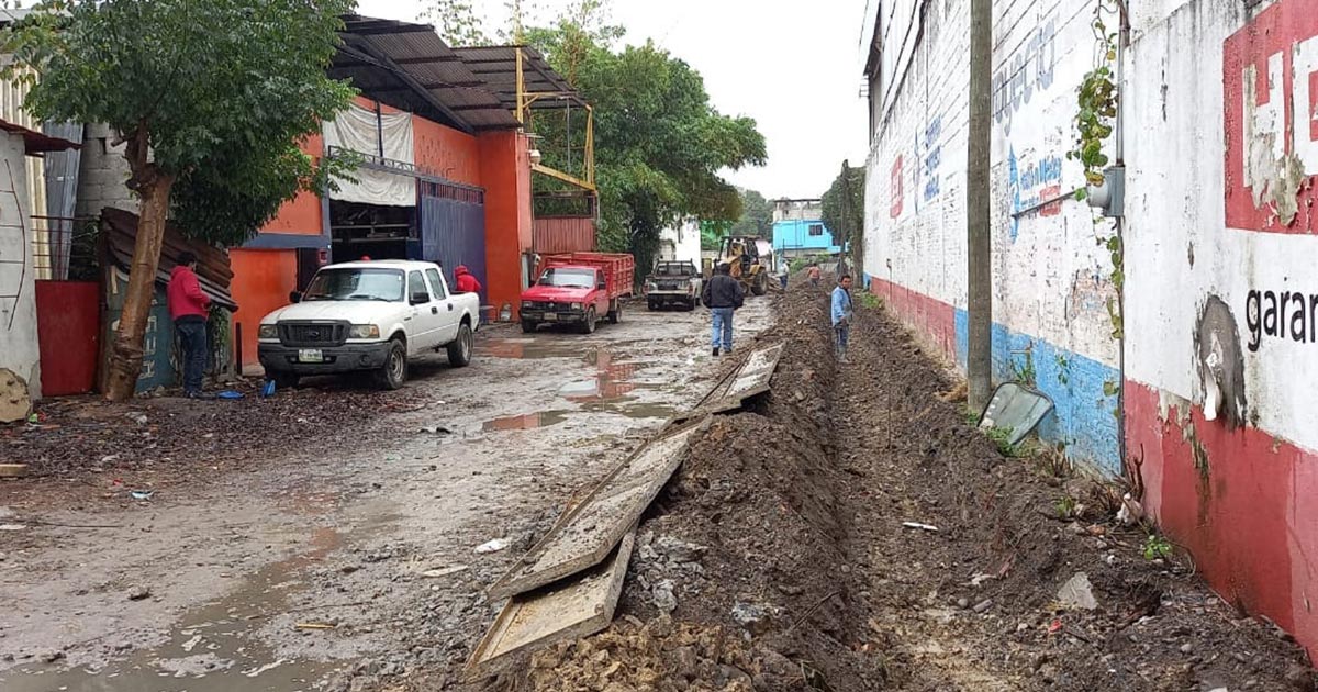 Arranca pavimentación de la calle Granadas, en Plan de Ayala