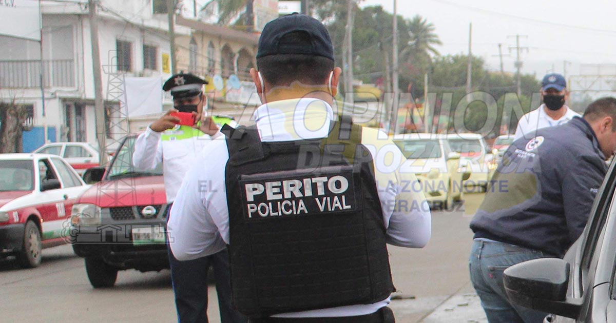 Atracan a taxistas, policías viales