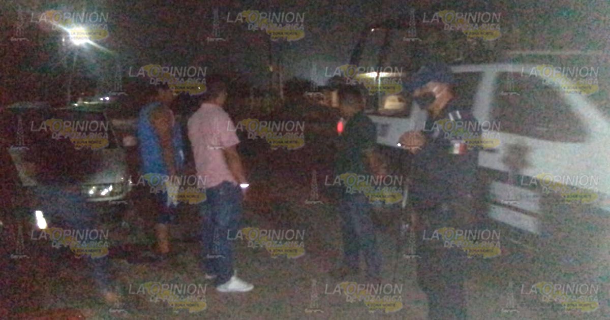 Automovilista es impactado por otro auto y los sacan del camino