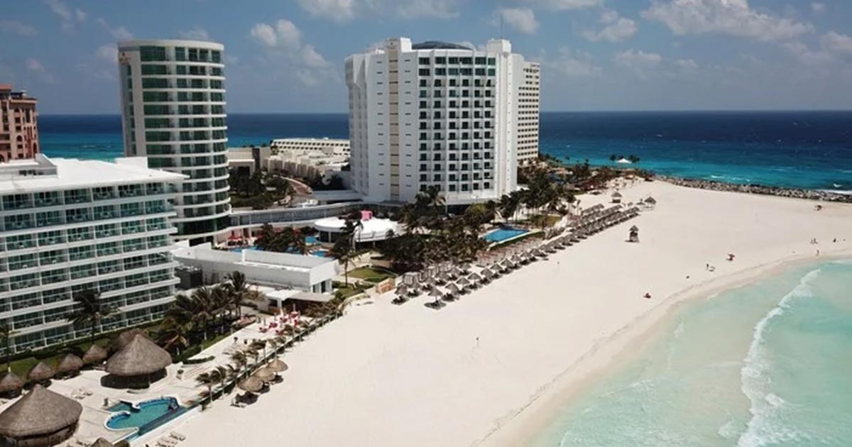 Turistas en Cancún dispararon contagios de COVID-19