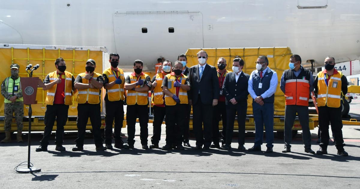 Llega segundo vuelo con vacunas anti-COVID de Pfizer