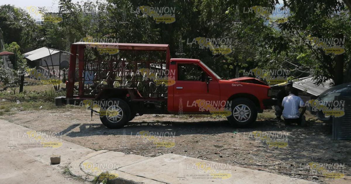 Camioneta se estampa contra palo volador