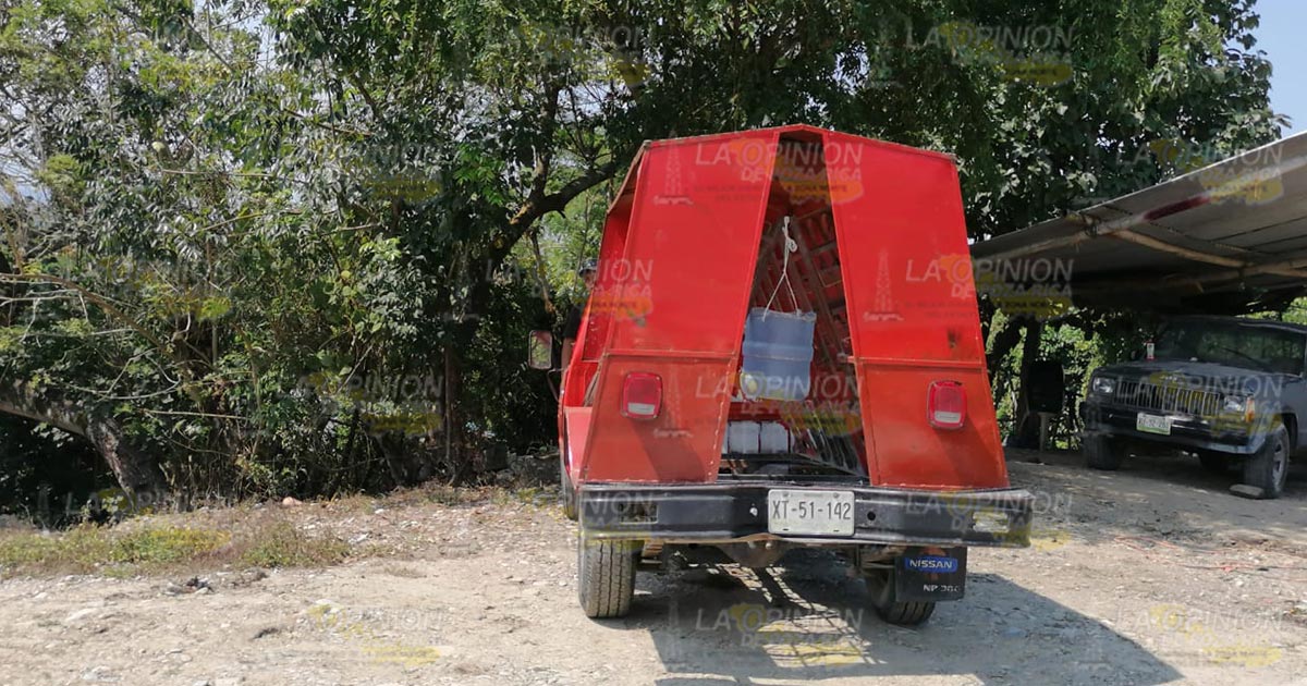 Camioneta se estampa contra palo volador