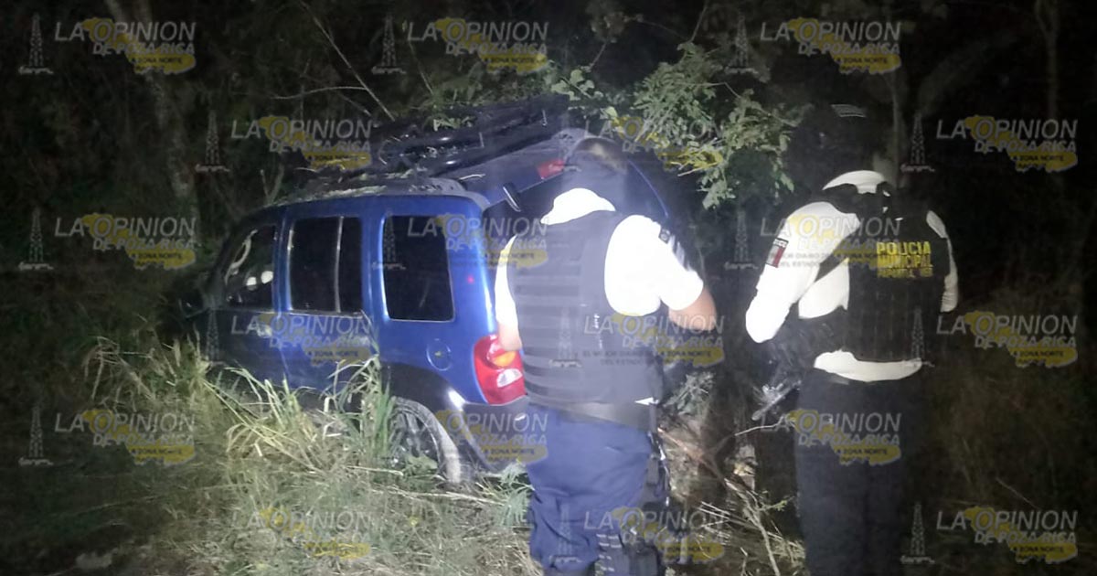 Camioneta se sale del camino