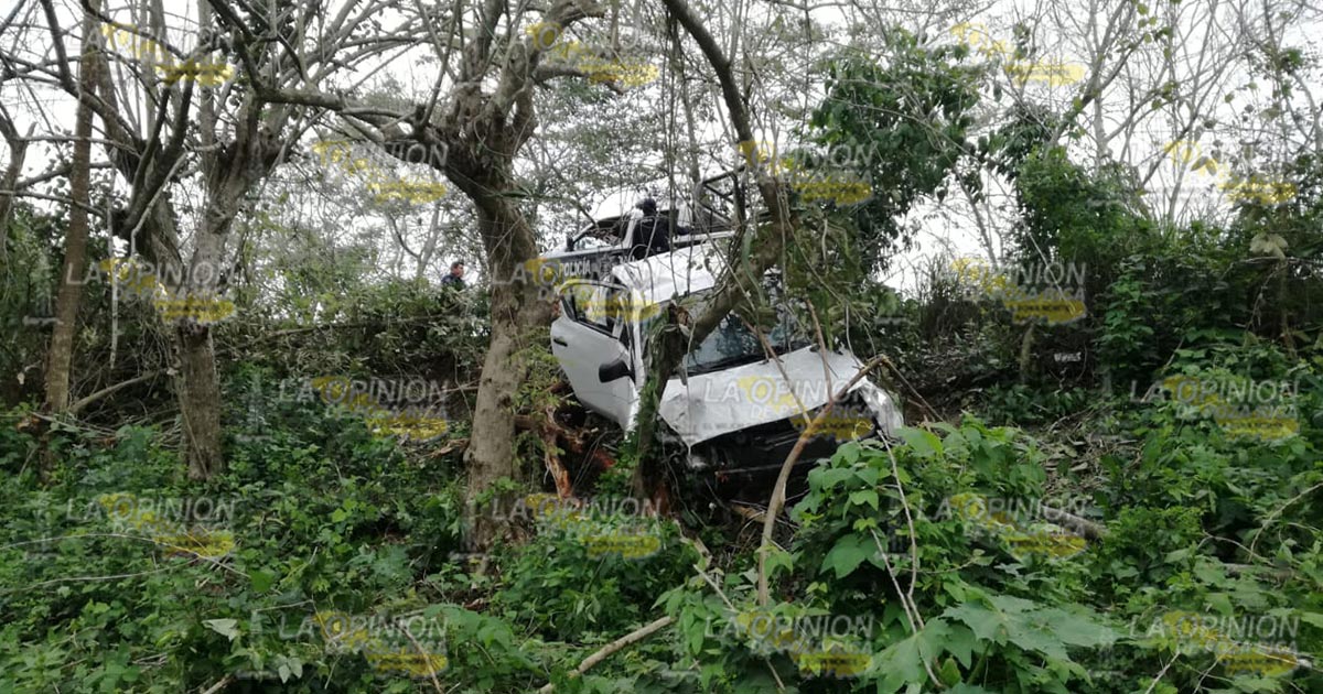 Esquiva camión y se sale de la carretera
