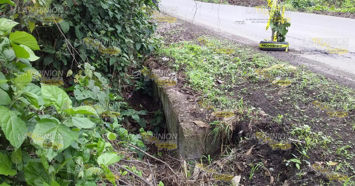 Otro peligro sobre la carretera PR-Cazones; un socavón