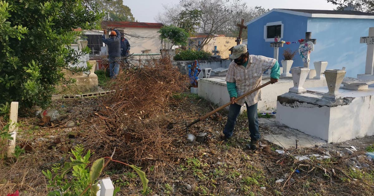 Realiza ayuntamiento segunda jornada de limpieza en cementerios