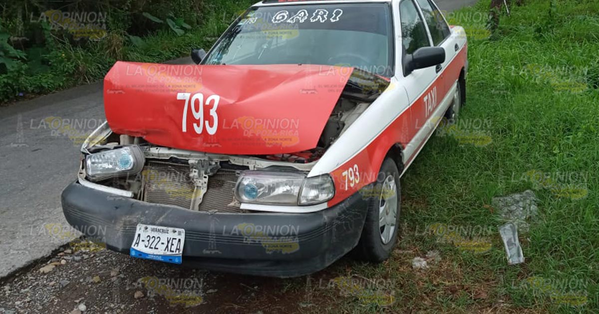 Taxi choca por alcance contra camioneta
