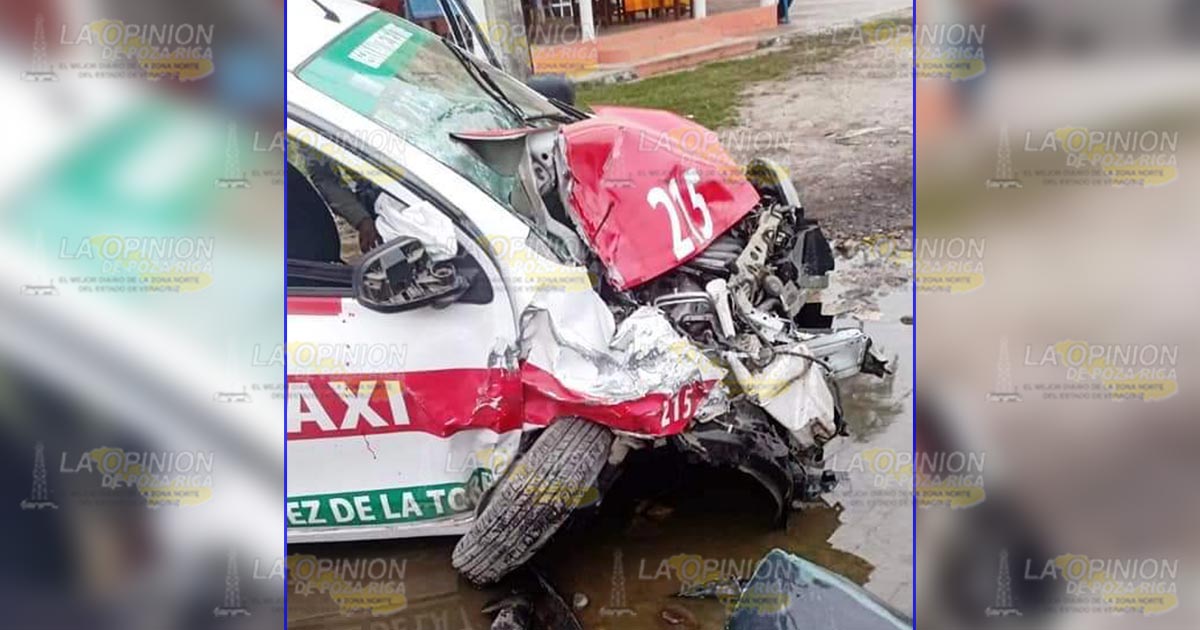Taxi y camioneta destrozados en fuerte choque