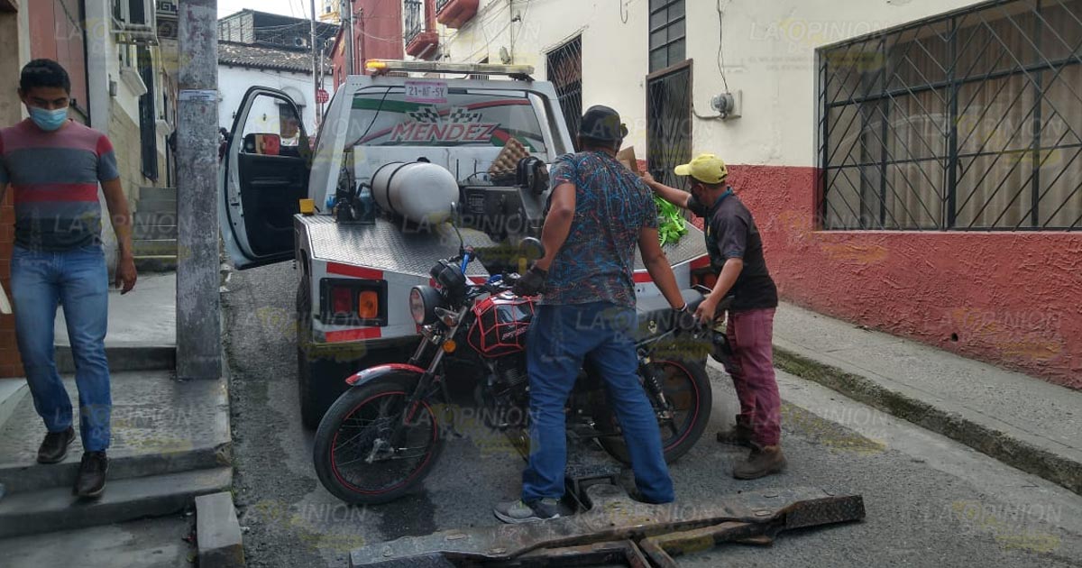 Motociclista choca y se da a la fuga