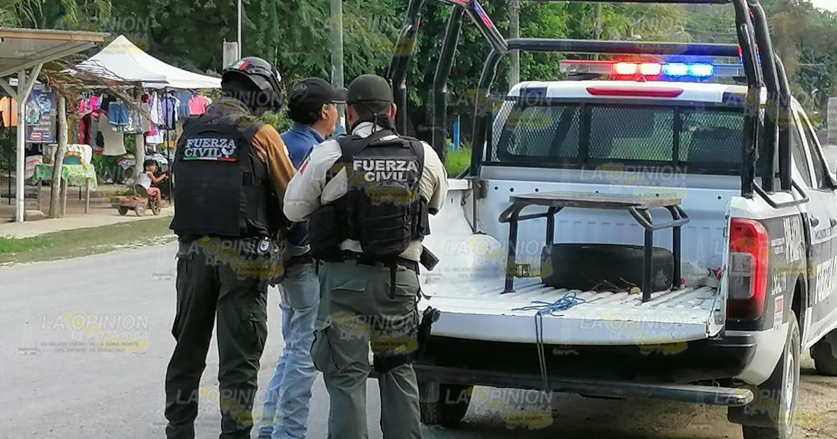 Ebrio taxista choca contra la banqueta