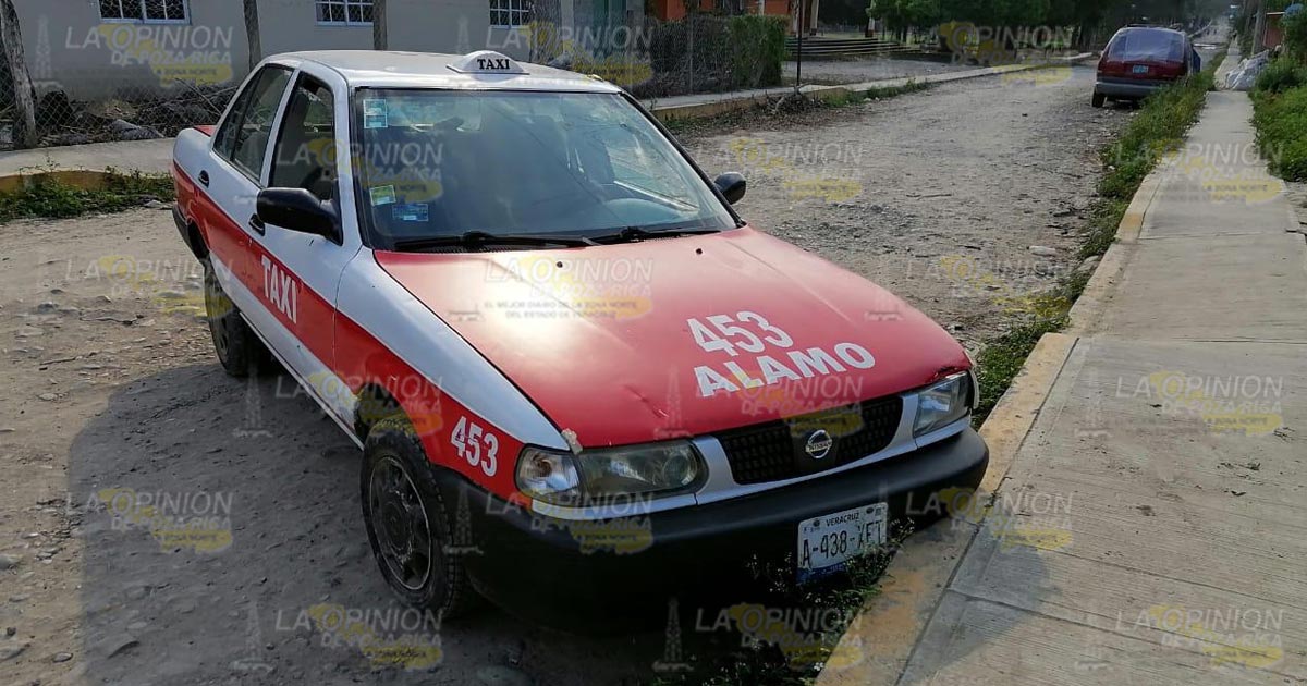 Ebrio taxista choca contra la banqueta