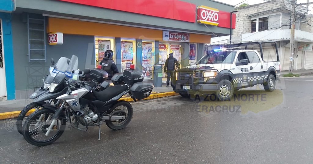 Con violencia asaltan otro oxxo en Poza Rica