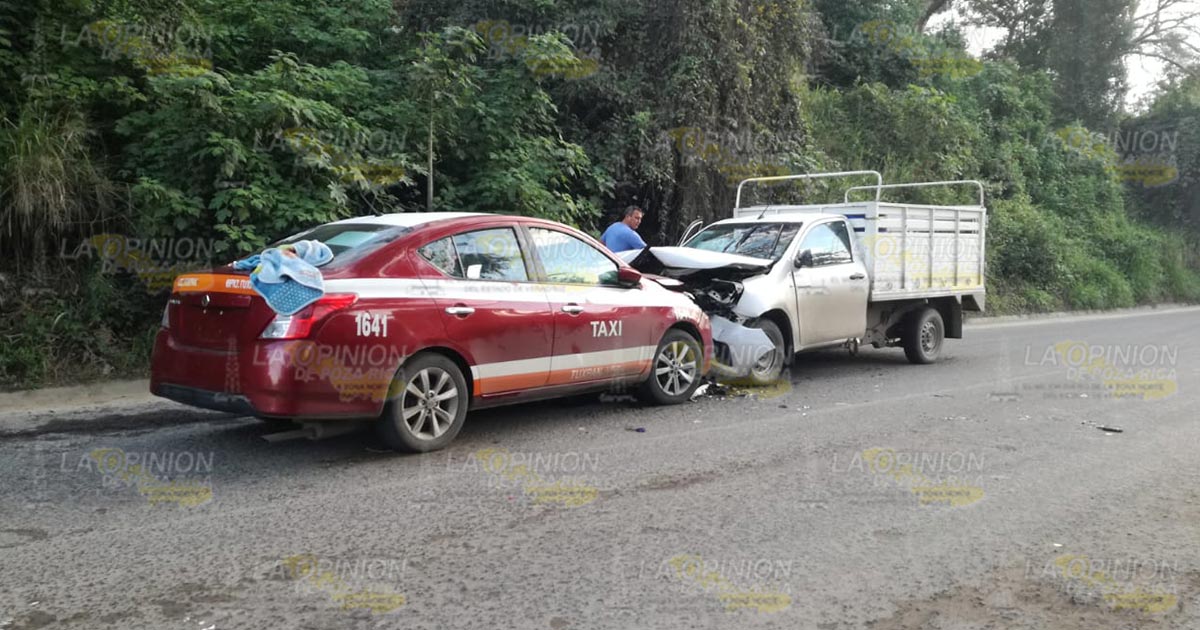 Por invadir carril chocó