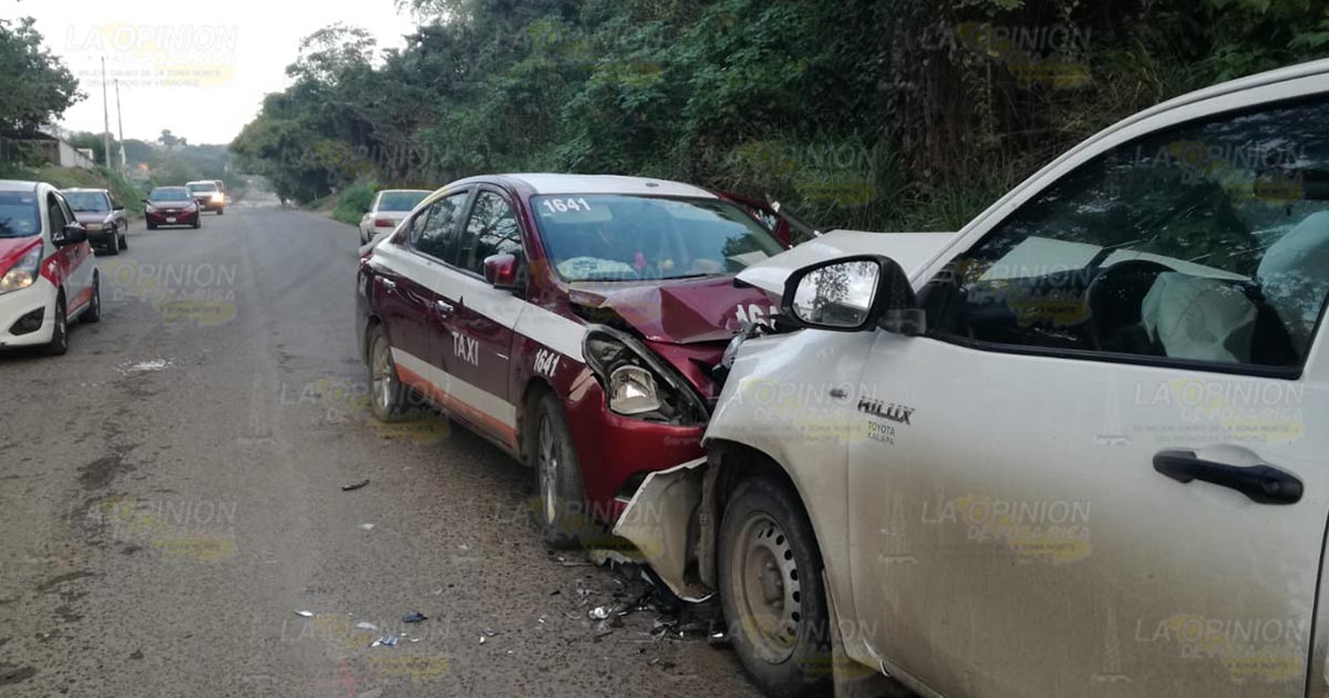 Por invadir carril chocó