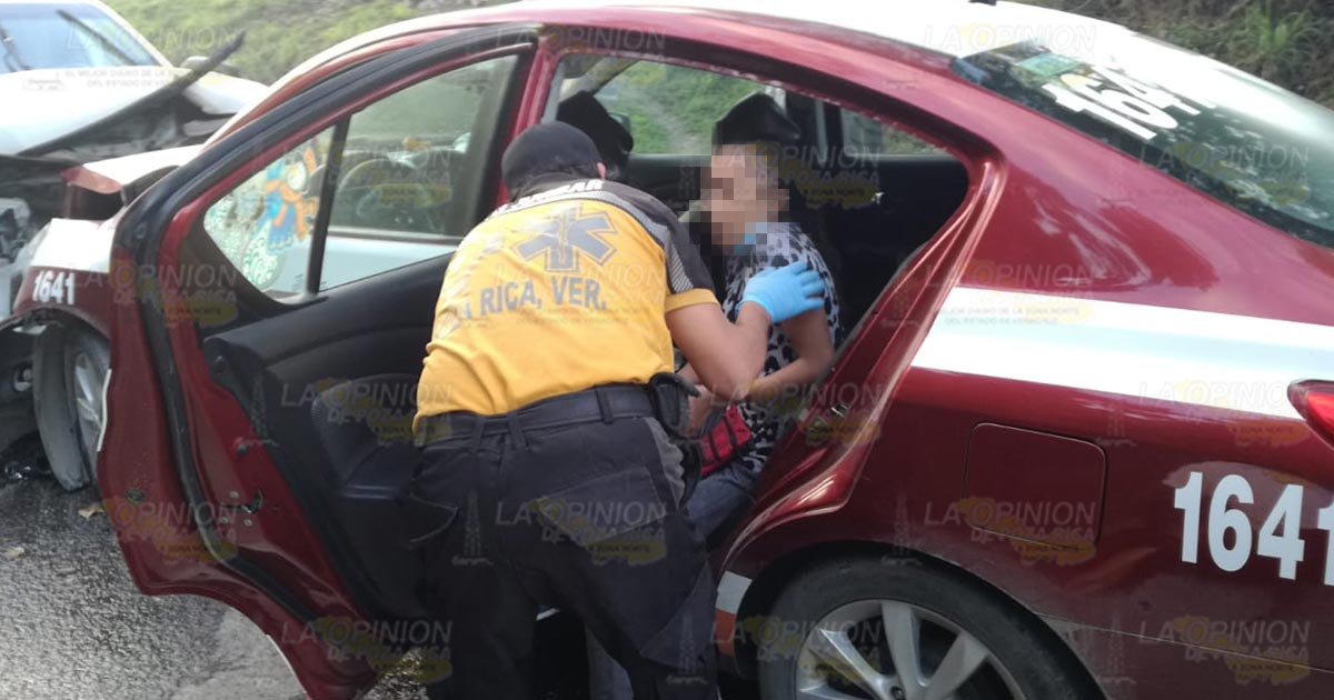 Por invadir carril chocó