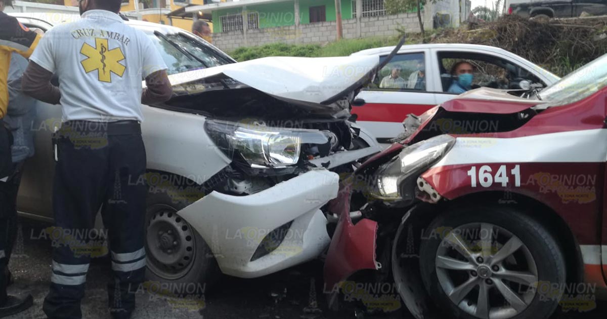 Por invadir carril chocó