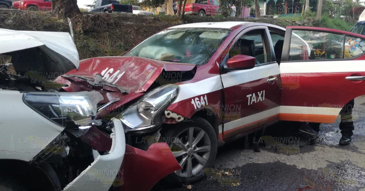 Por invadir carril chocó