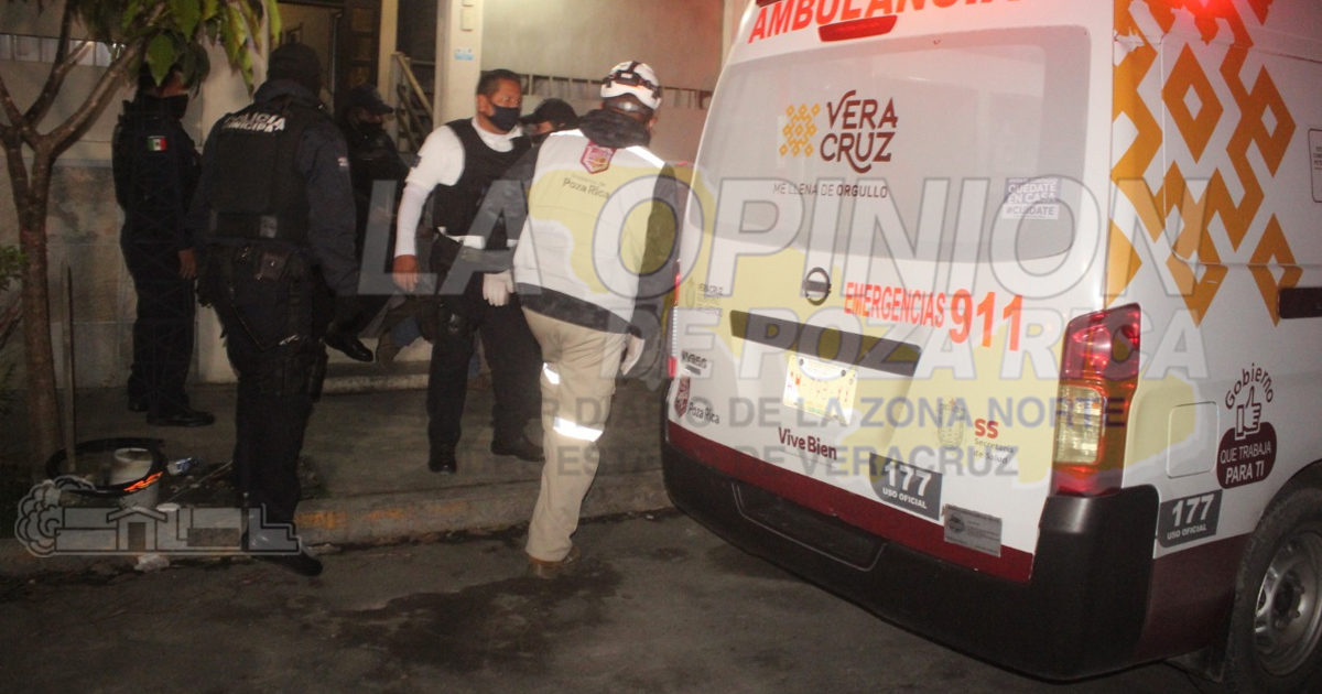 Tremenda caída sufre una mujer al ser empujada por su pareja sentimental