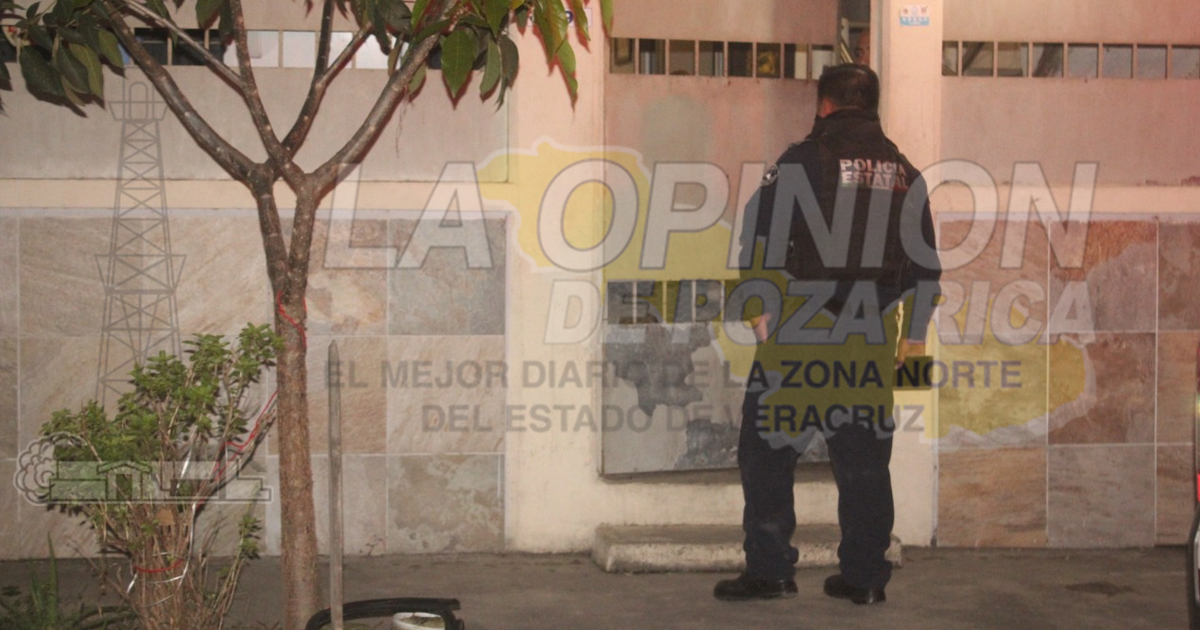 Tremenda caída sufre una mujer al ser empujada por su pareja sentimental